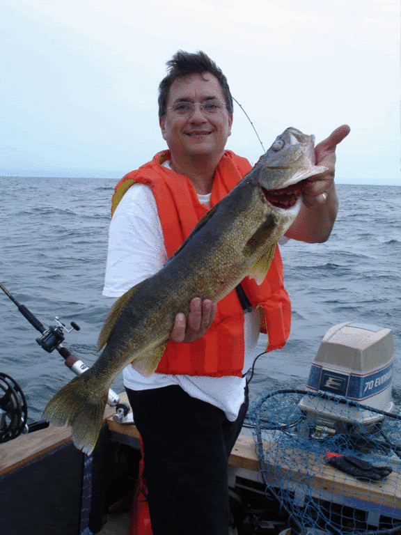 Aug16-07MatthewsWalleye.gif